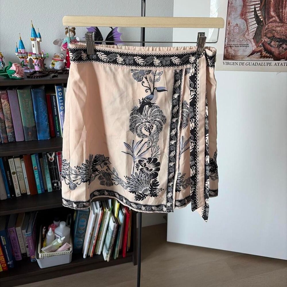 Women's Floral Wrap Mini Skirt Blush Pink Black Size Medium